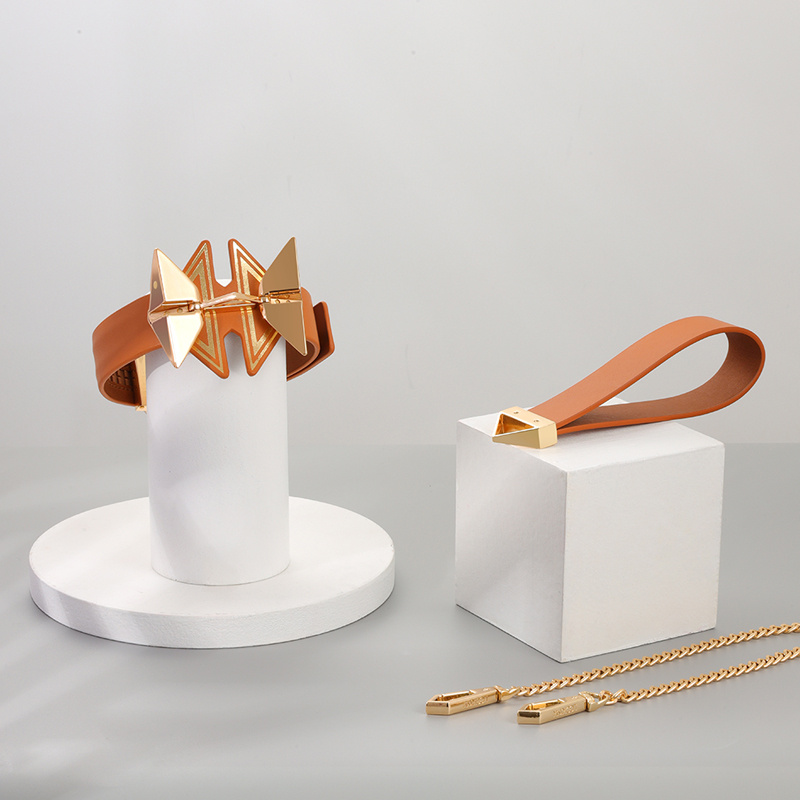 Women's Collar Traction Chain Props — image 2